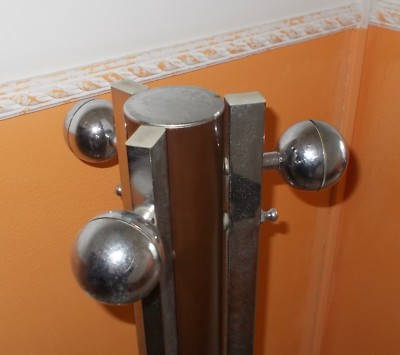 Modernariato: Piantana Porta Abiti Decorativa In Metallo Laccato E Cromato
