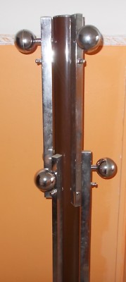 Modernariato: Piantana Porta Abiti Decorativa In Metallo Laccato E Cromato