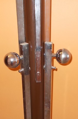 Modernariato: Piantana Porta Abiti Decorativa In Metallo Laccato E Cromato