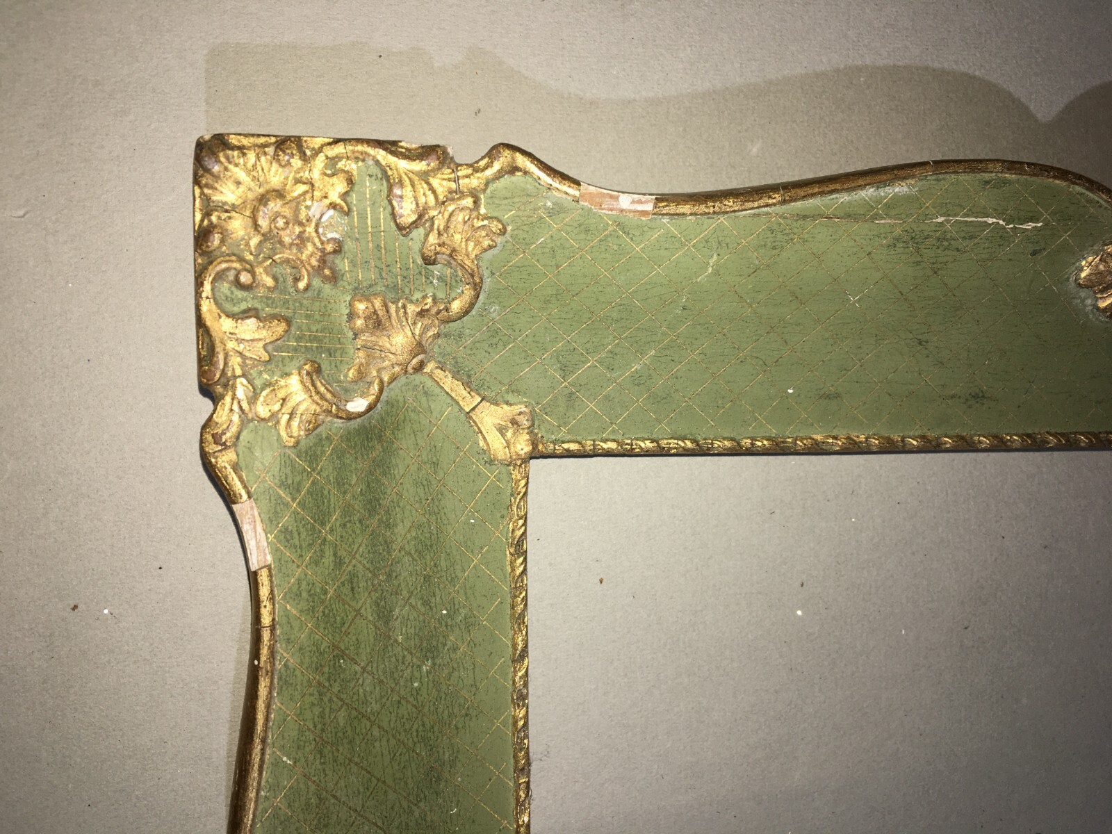 Cornice d'Epoca In Legno Laccato E Dorato Con Fregi