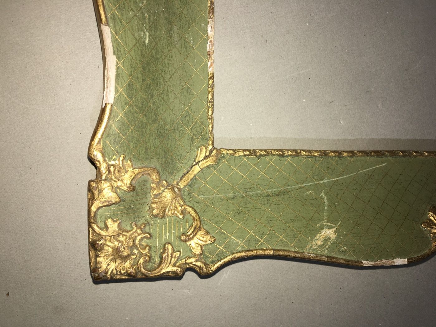 Cornice d'Epoca In Legno Laccato E Dorato Con Fregi