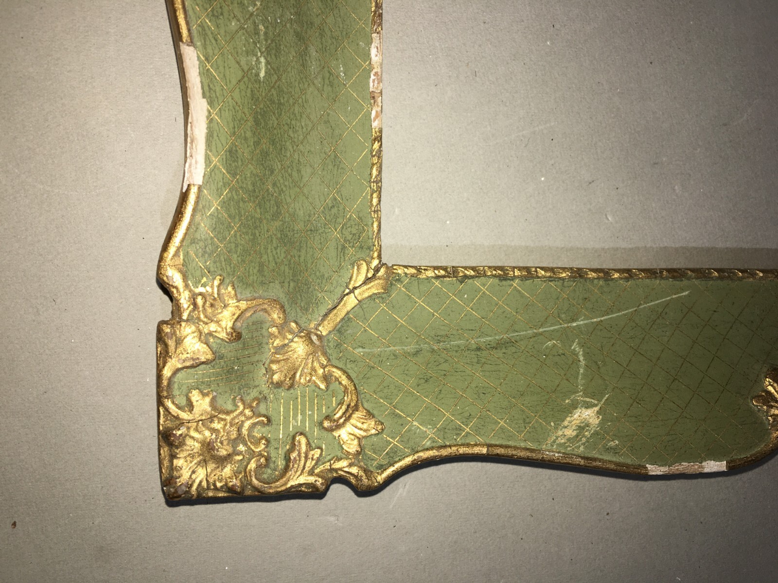 Cornice d'Epoca In Legno Laccato E Dorato Con Fregi