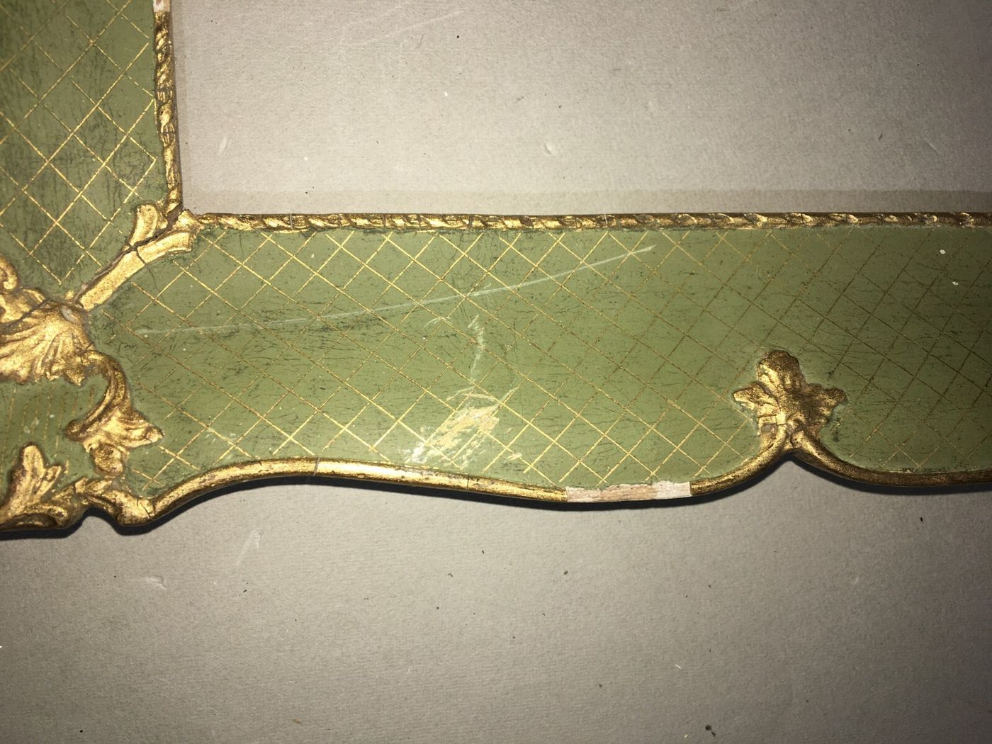 Cornice d'Epoca In Legno Laccato E Dorato Con Fregi