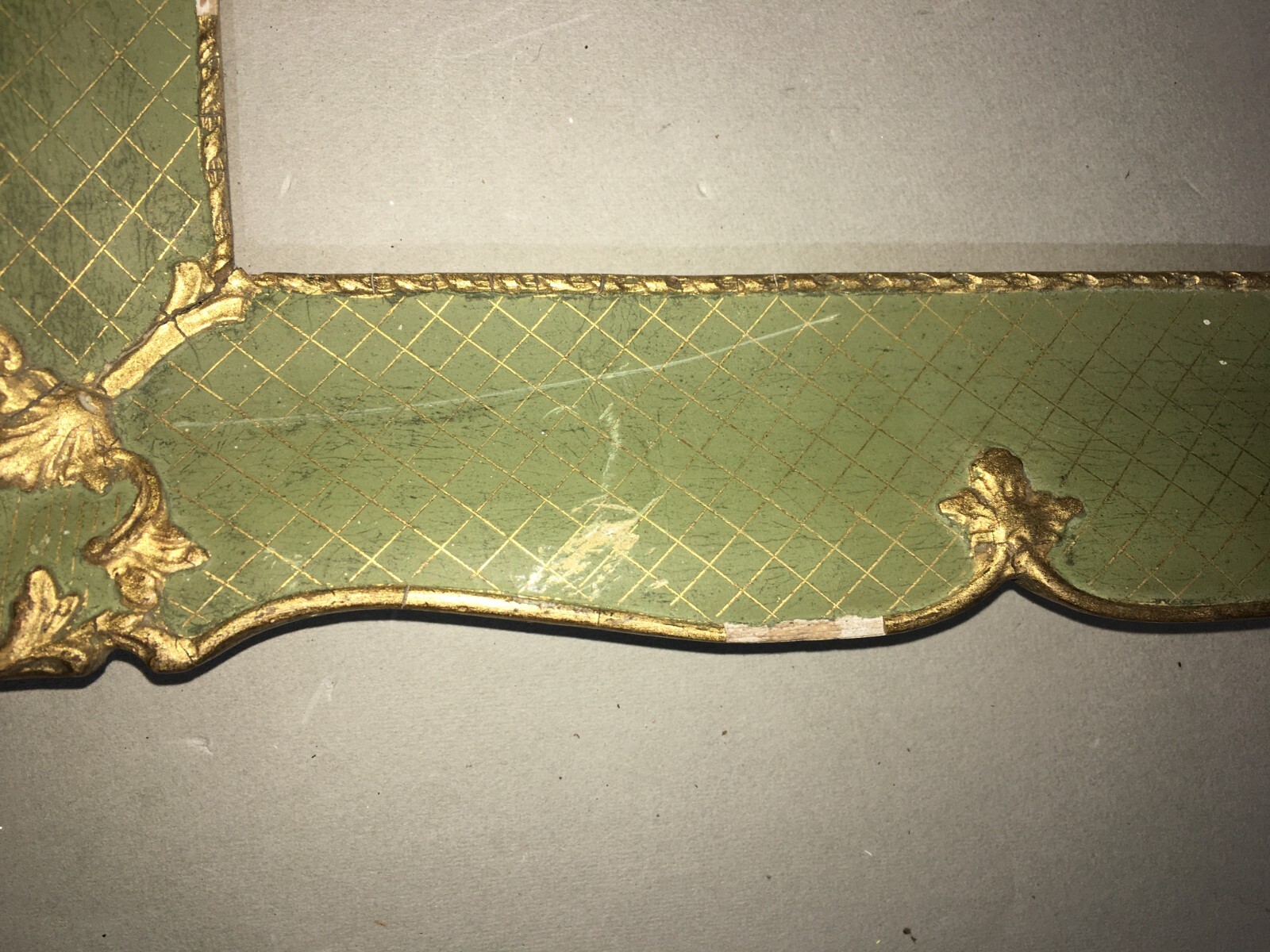 Cornice d'Epoca In Legno Laccato E Dorato Con Fregi