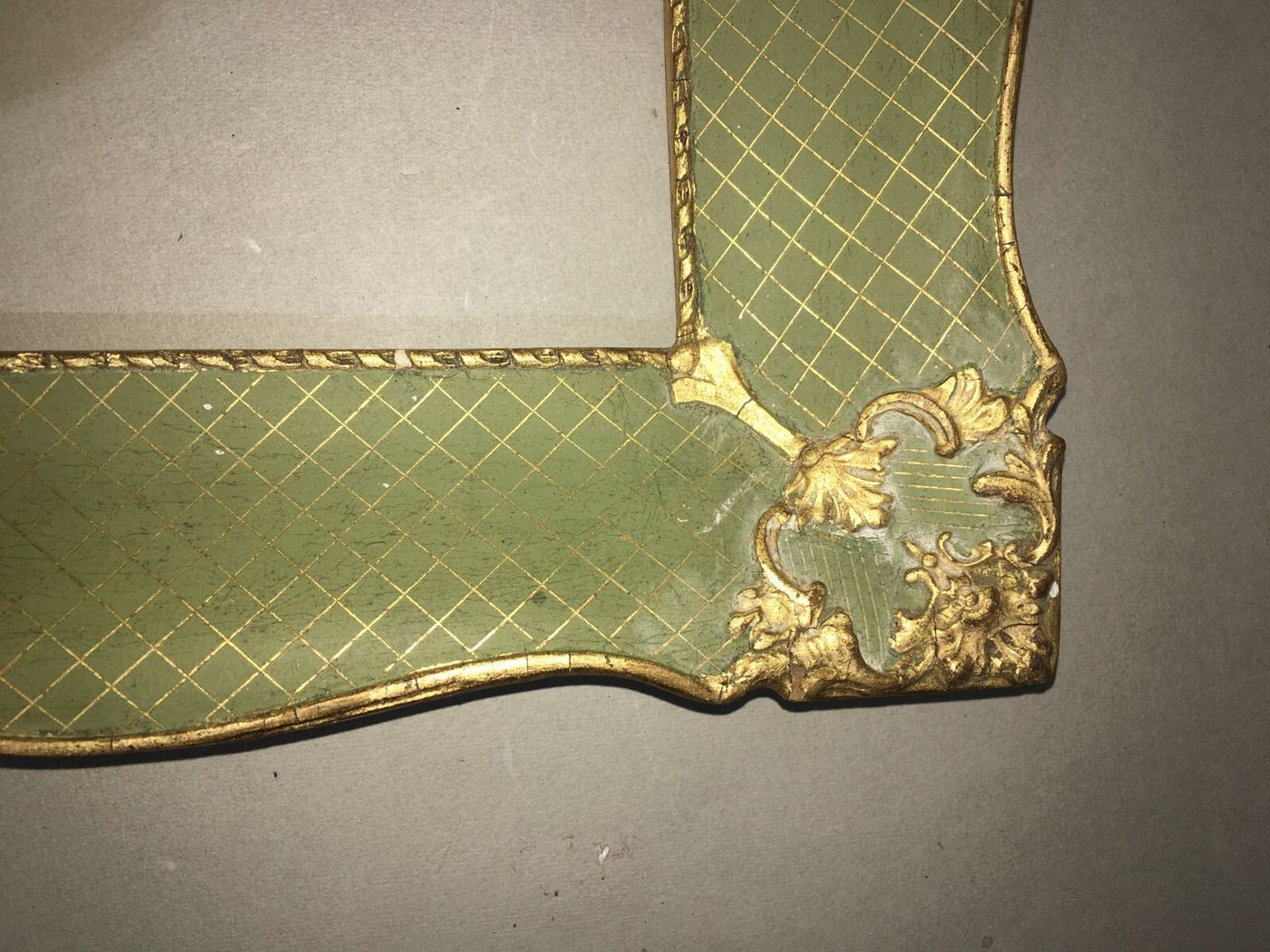Cornice d'Epoca In Legno Laccato E Dorato Con Fregi
