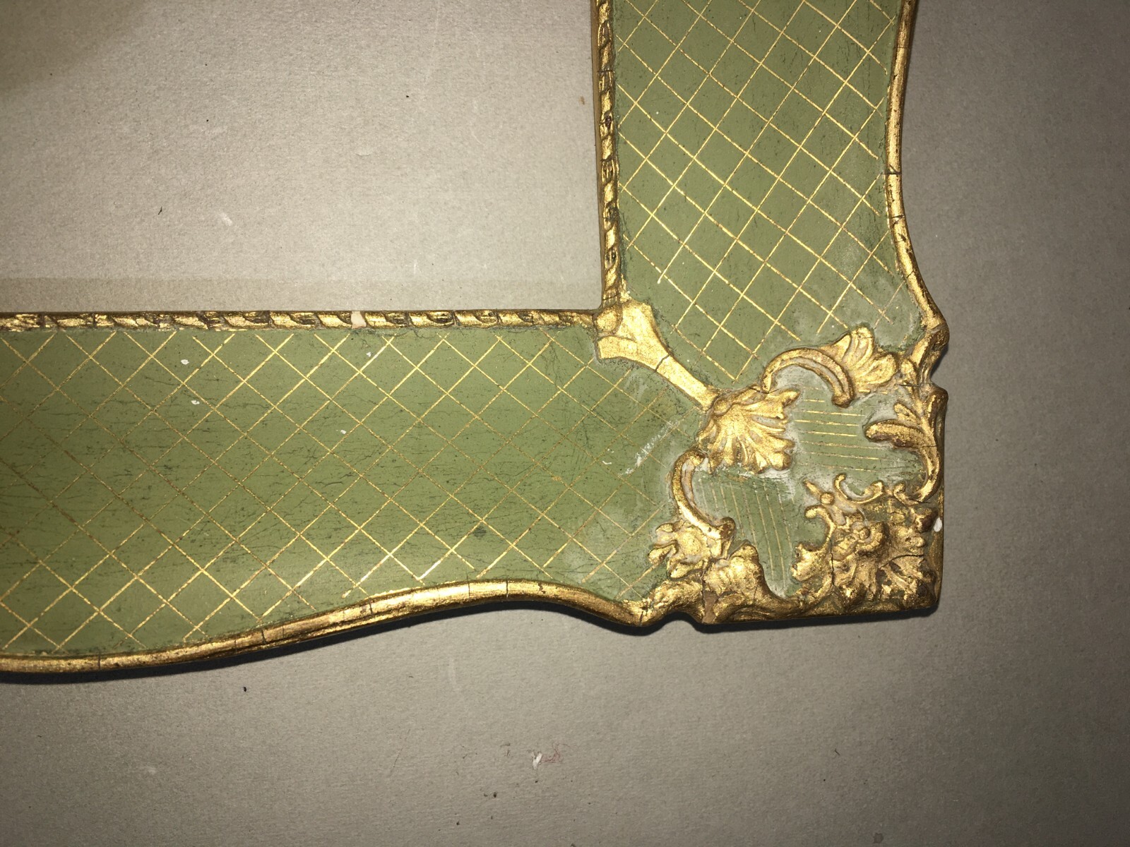 Cornice d'Epoca In Legno Laccato E Dorato Con Fregi