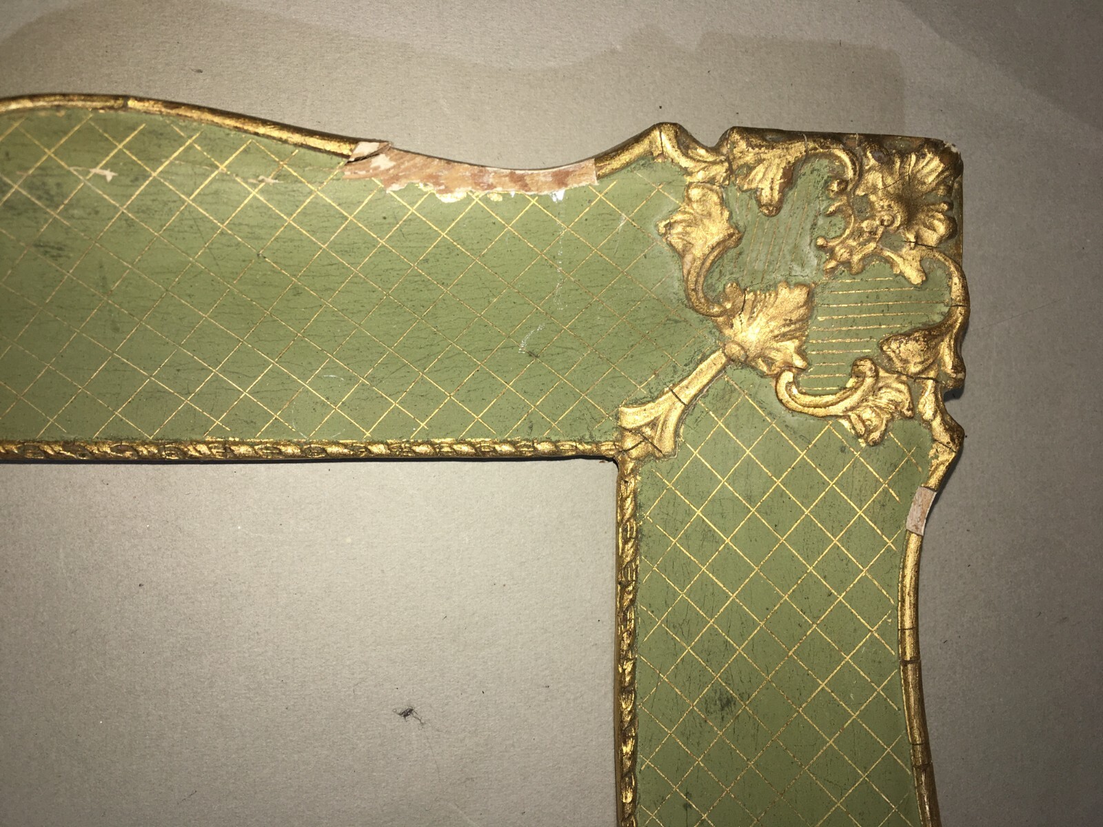 Cornice d'Epoca In Legno Laccato E Dorato Con Fregi