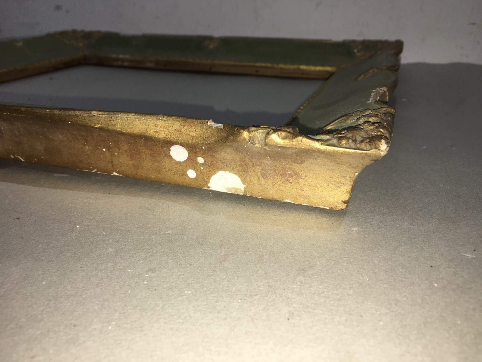 Cornice d'Epoca In Legno Laccato E Dorato Con Fregi