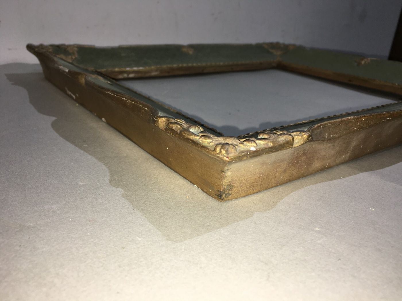 Cornice d'Epoca In Legno Laccato E Dorato Con Fregi