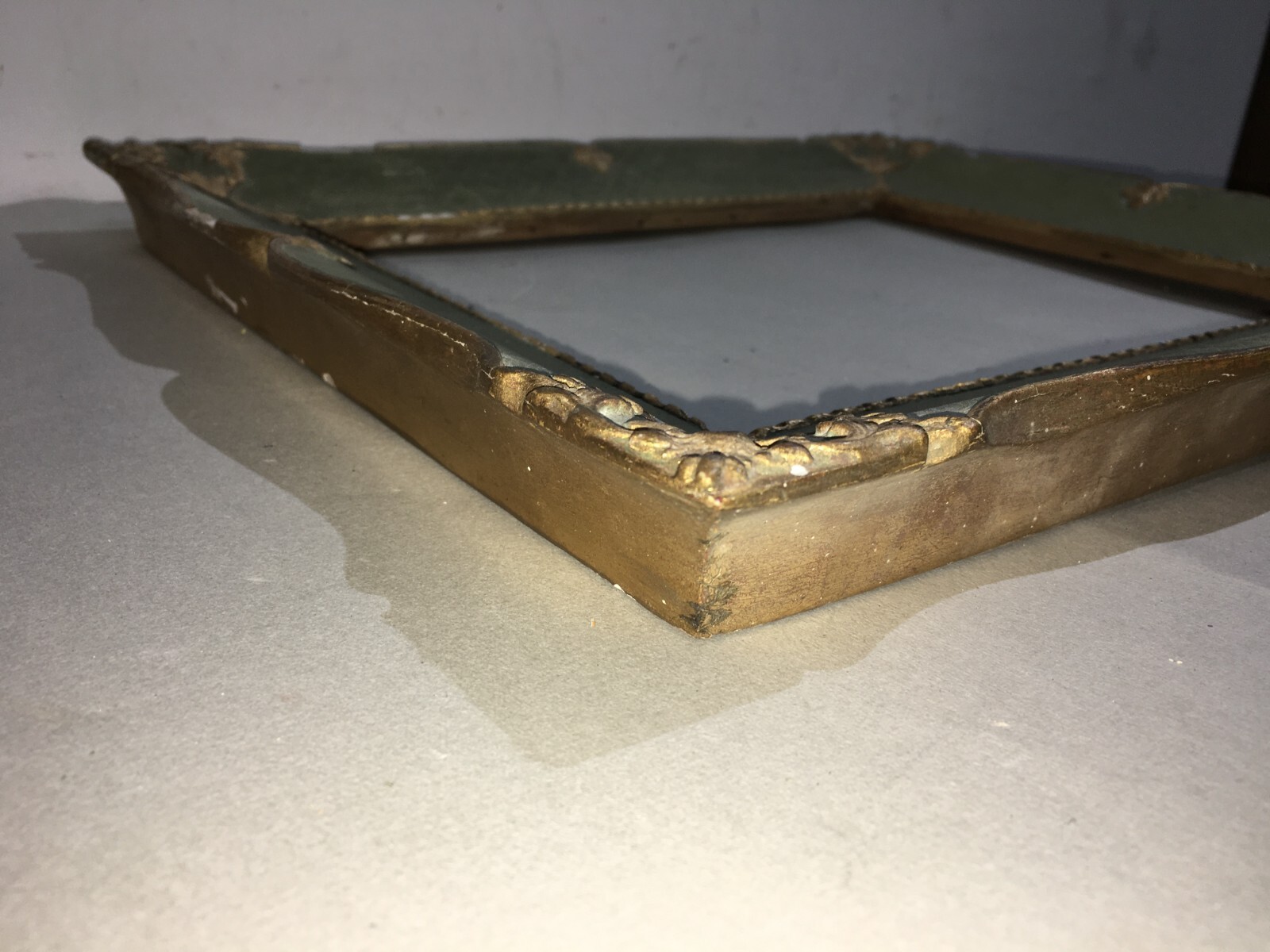 Cornice d'Epoca In Legno Laccato E Dorato Con Fregi
