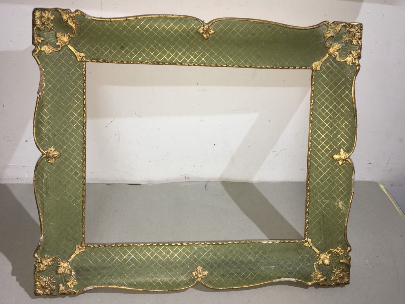 Cornice d'Epoca In Legno Laccato E Dorato Con Fregi