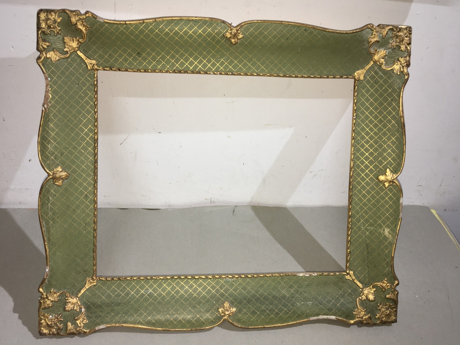 Cornice d'Epoca In Legno Laccato E Dorato Con Fregi