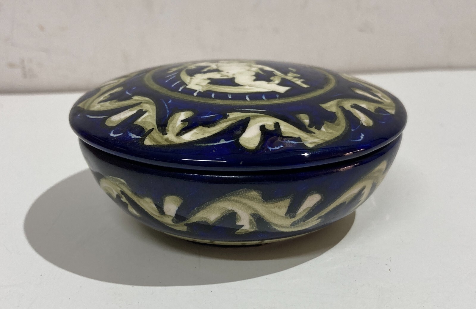 Ciotola Decorativa In Ceramica Di Urbino, E. Mari, Decoro Con Cupido