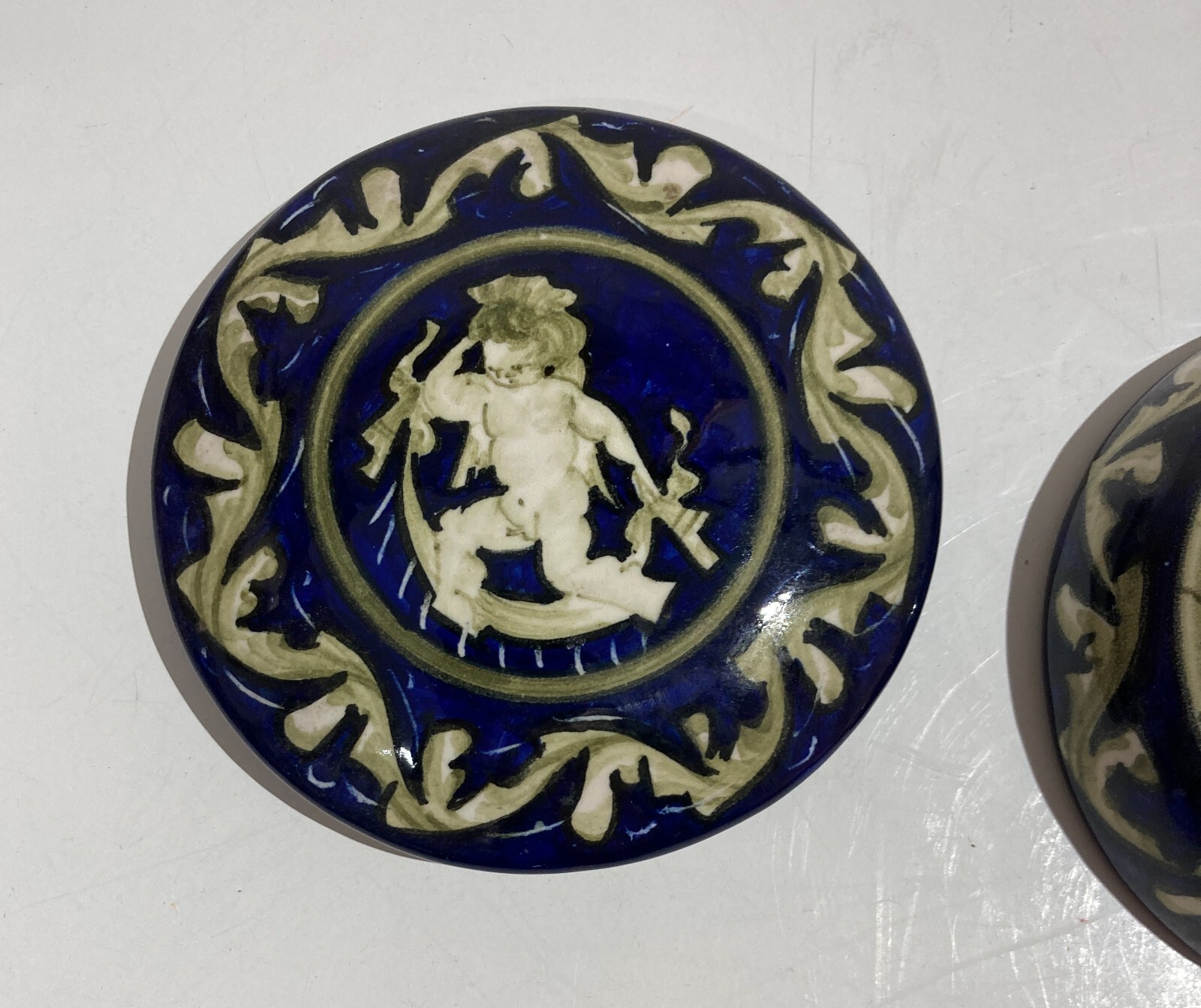 Ciotola Decorativa In Ceramica Di Urbino, E. Mari, Decoro Con Cupido