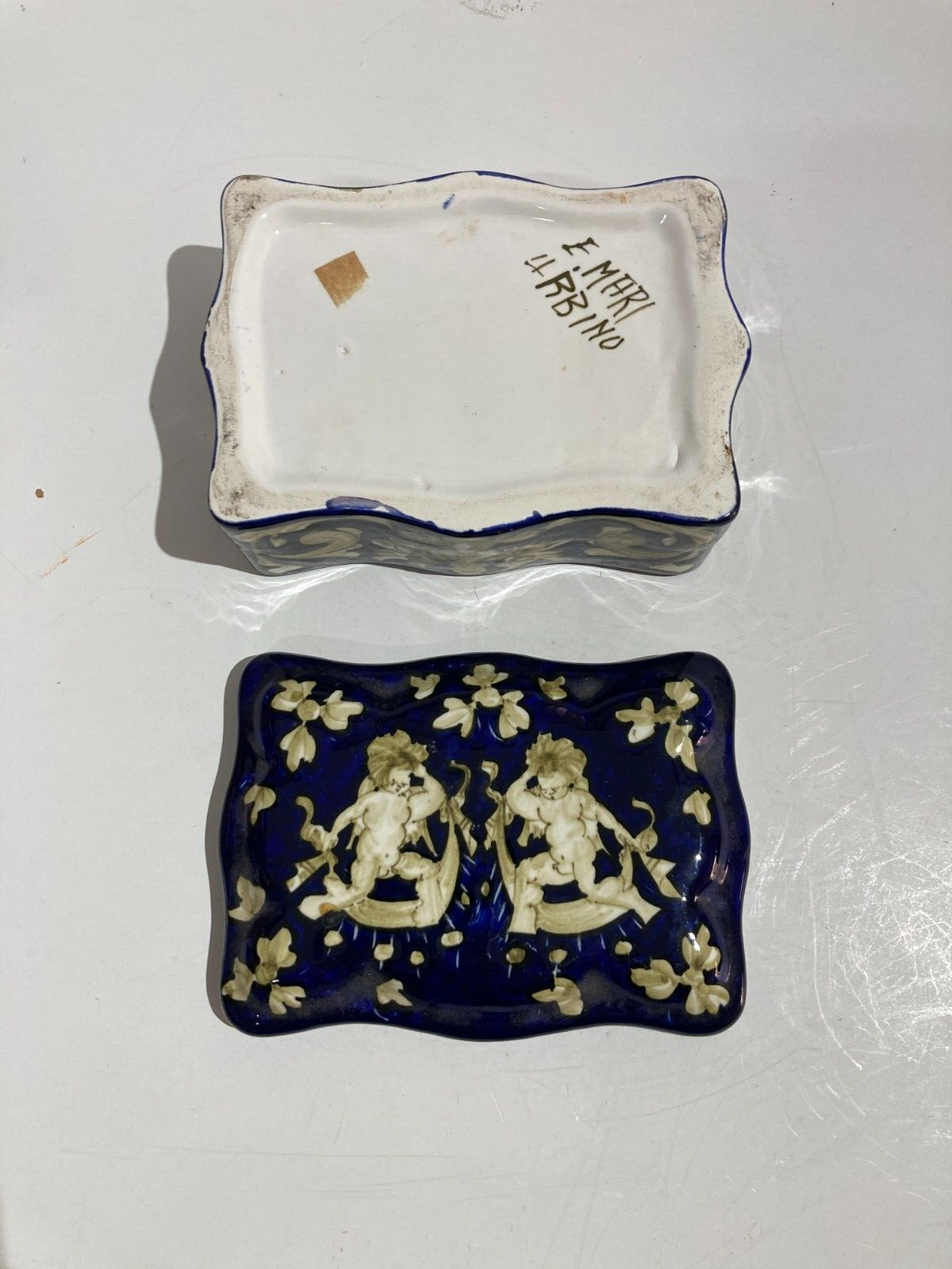 Marche, Urbino: Cofanetto In Ceramica Di E. Mari Con Decori A Grottesche