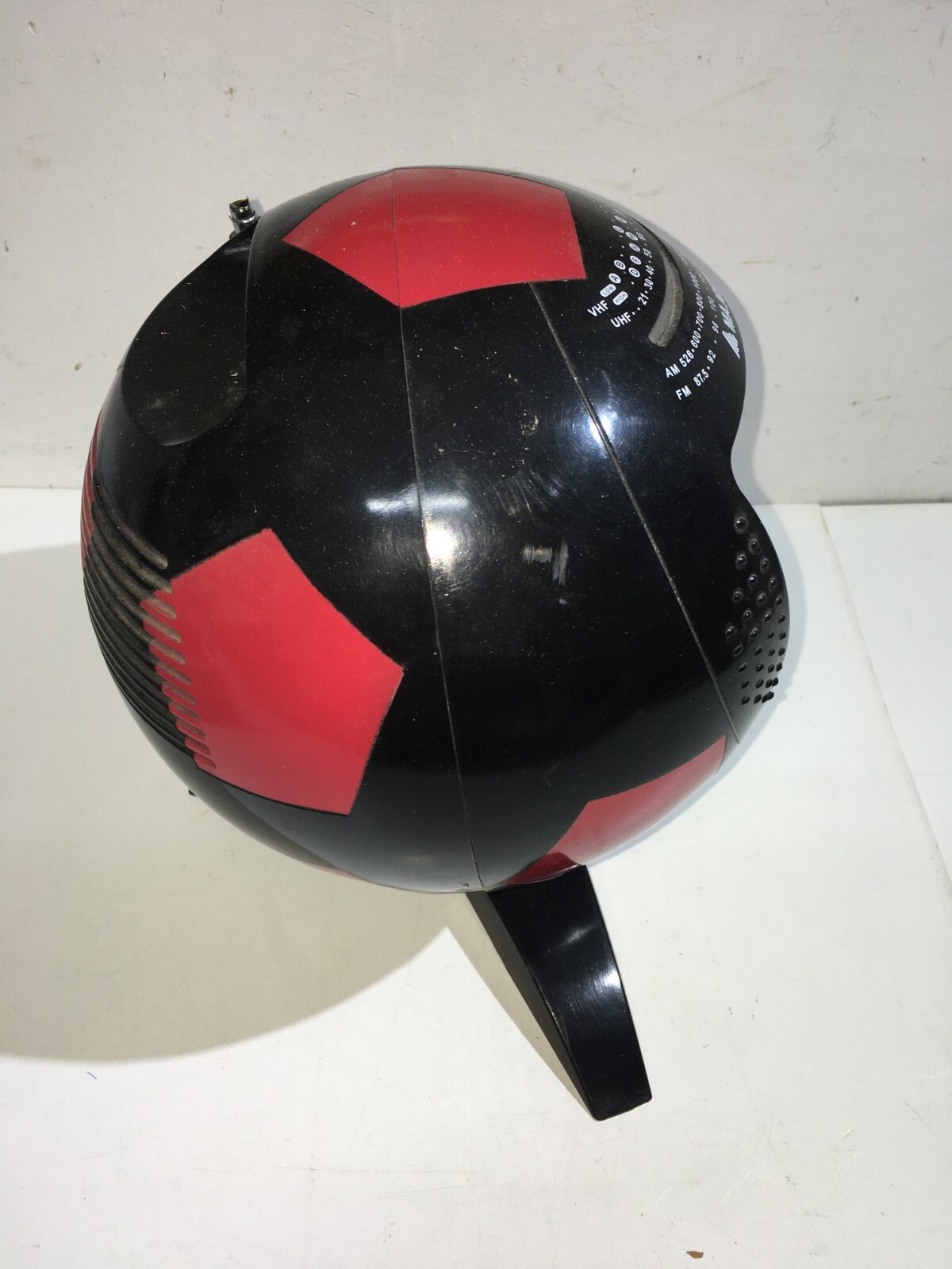 Soprammobile Majestic Modello TV 2010 A Forma Di Pallone Da Calcio (Milan)