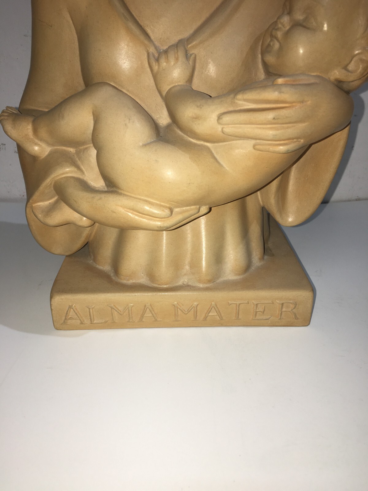 Scultura In Ceramica Zaccagnini Per Nestlé, Maternità (Alma Mater)