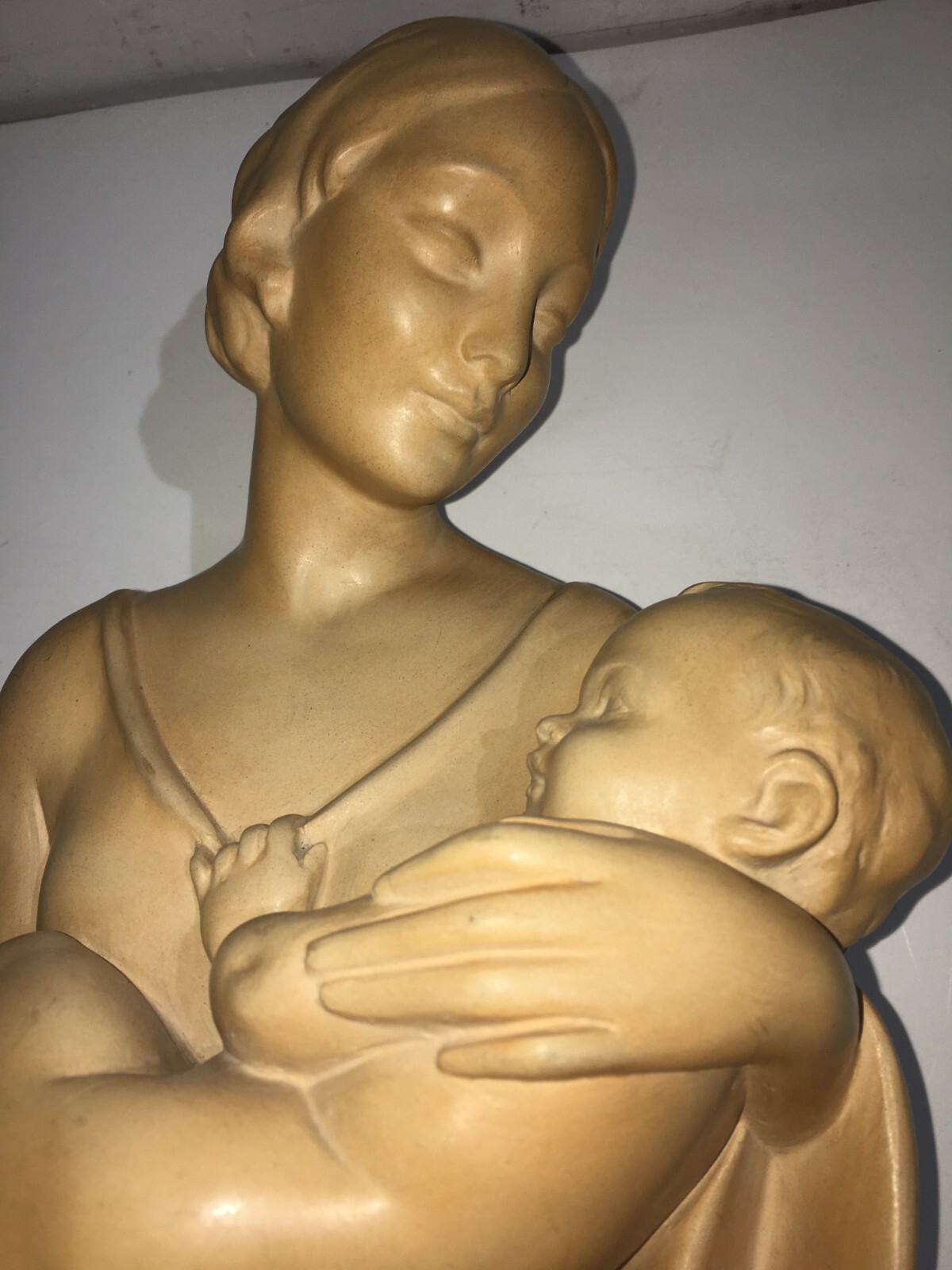 Scultura In Ceramica Zaccagnini Per Nestlé, Maternità (Alma Mater)