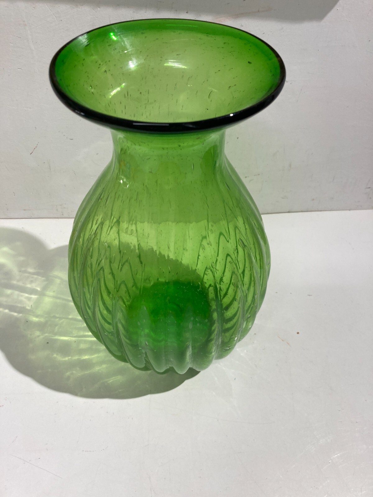Vaso In Vetro Verde Costolato Con Effetto Pulegoso