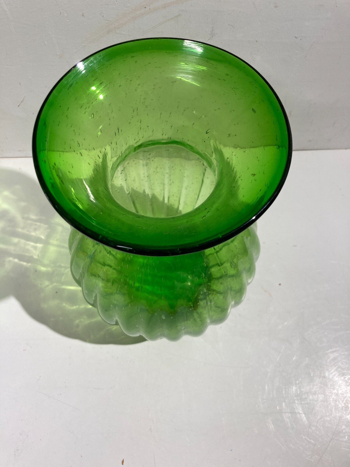 Vaso In Vetro Verde Costolato Con Effetto Pulegoso