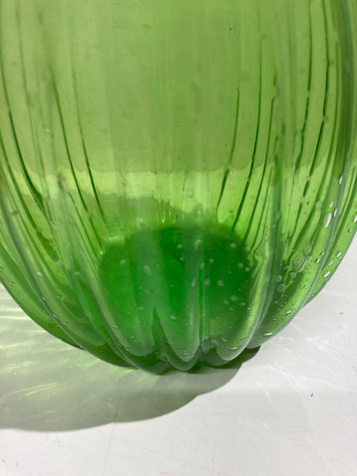Vaso In Vetro Verde Costolato Con Effetto Pulegoso