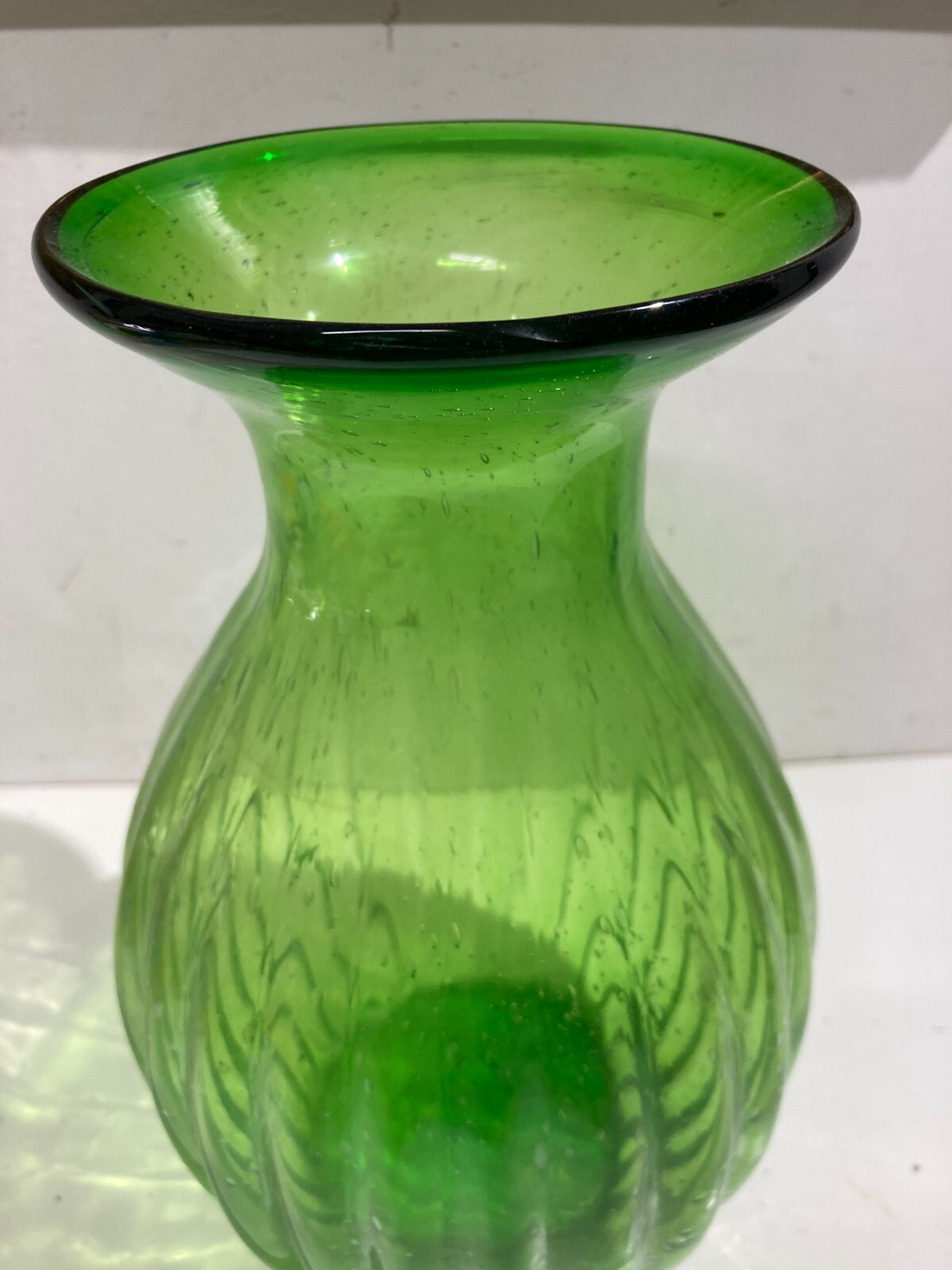 Vaso In Vetro Verde Costolato Con Effetto Pulegoso