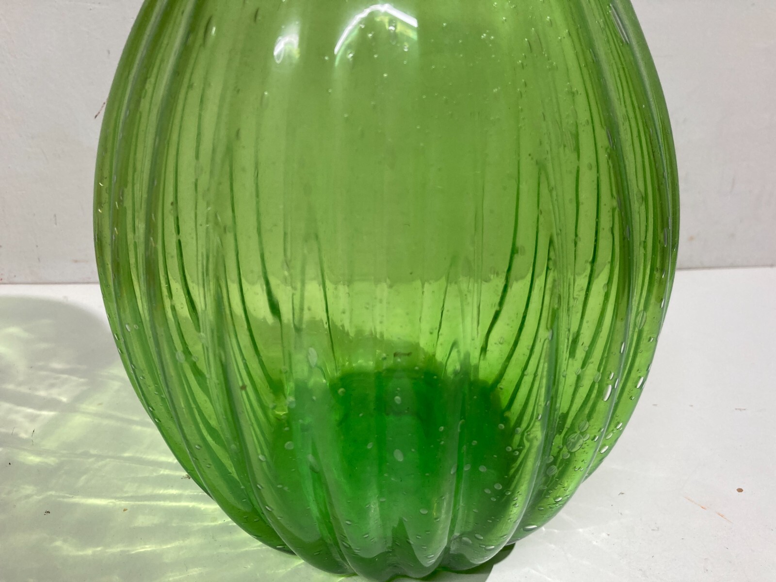Vaso In Vetro Verde Costolato Con Effetto Pulegoso