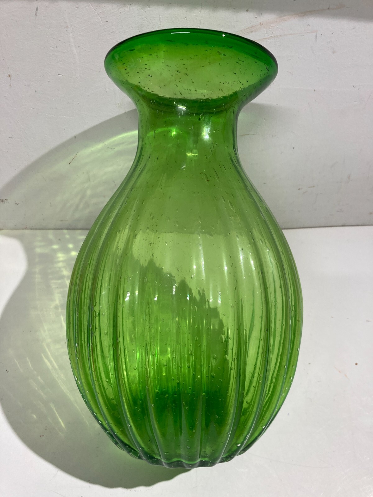 Vaso In Vetro Verde Costolato Con Effetto Pulegoso