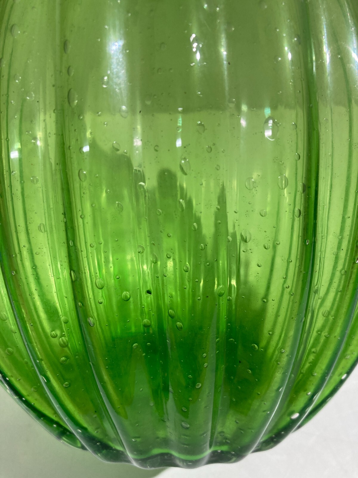 Vaso In Vetro Verde Costolato Con Effetto Pulegoso