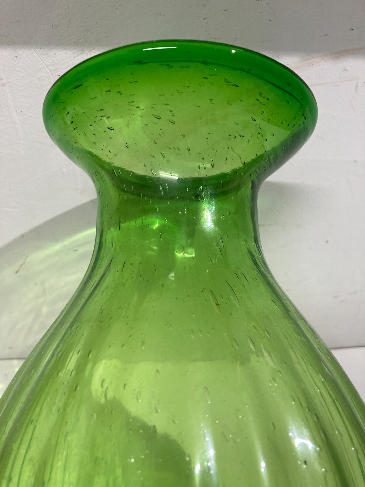 Vaso In Vetro Verde Costolato Con Effetto Pulegoso