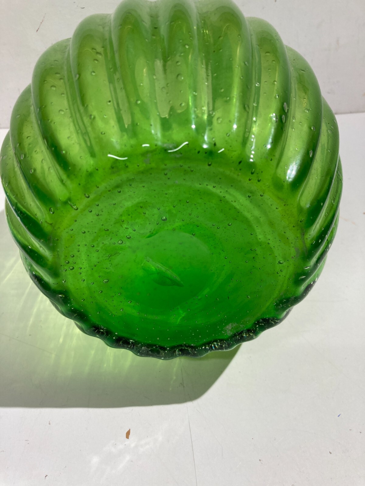 Vaso In Vetro Verde Costolato Con Effetto Pulegoso