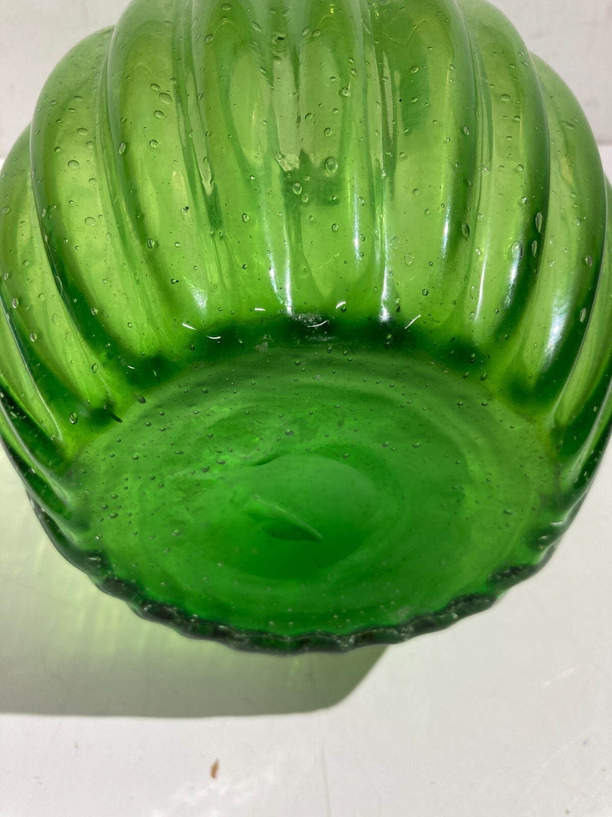 Vaso In Vetro Verde Costolato Con Effetto Pulegoso