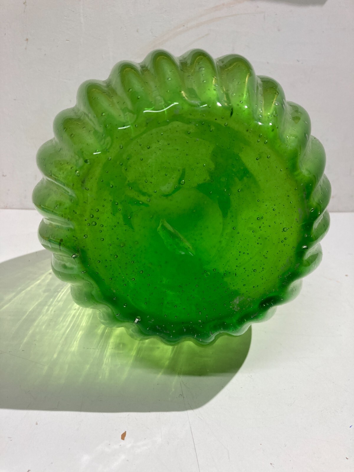 Vaso In Vetro Verde Costolato Con Effetto Pulegoso