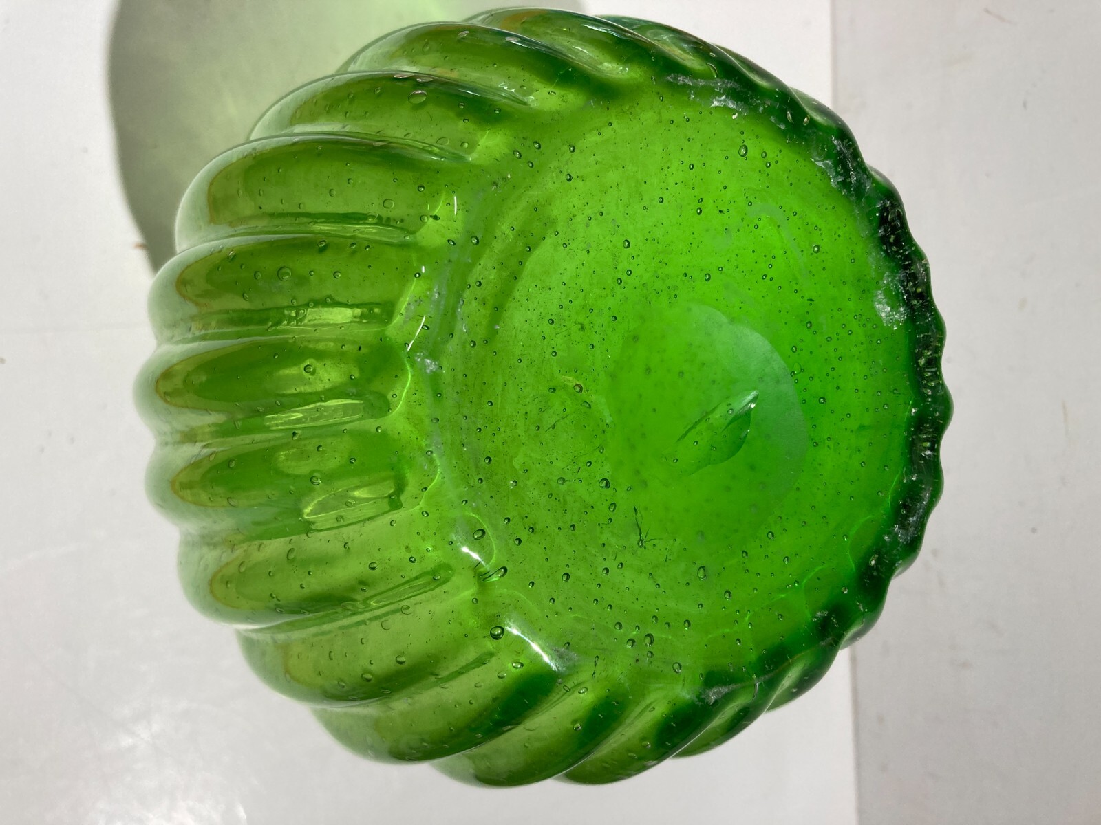 Vaso In Vetro Verde Costolato Con Effetto Pulegoso