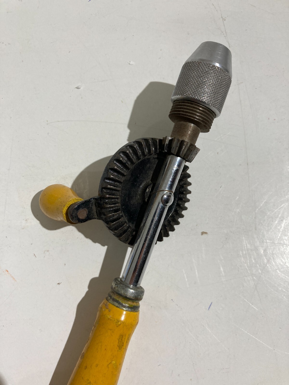 Trapano A Mano d'Epoca In Metallo E Legno Laccato