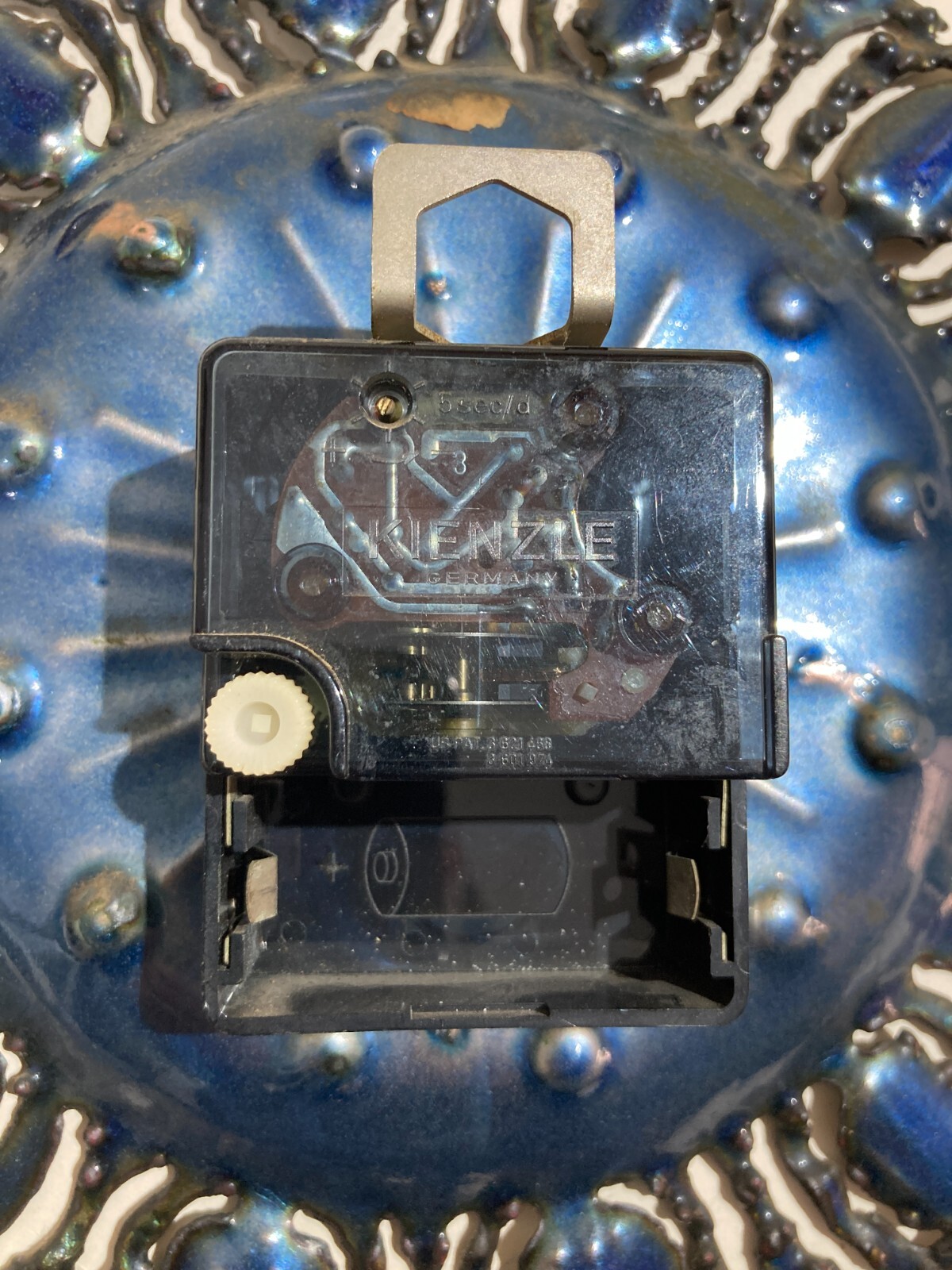 Orologio d'Epoca Decorativo In Metallo Traforato E Smaltato, Kienzle (Laurana/De Poli)