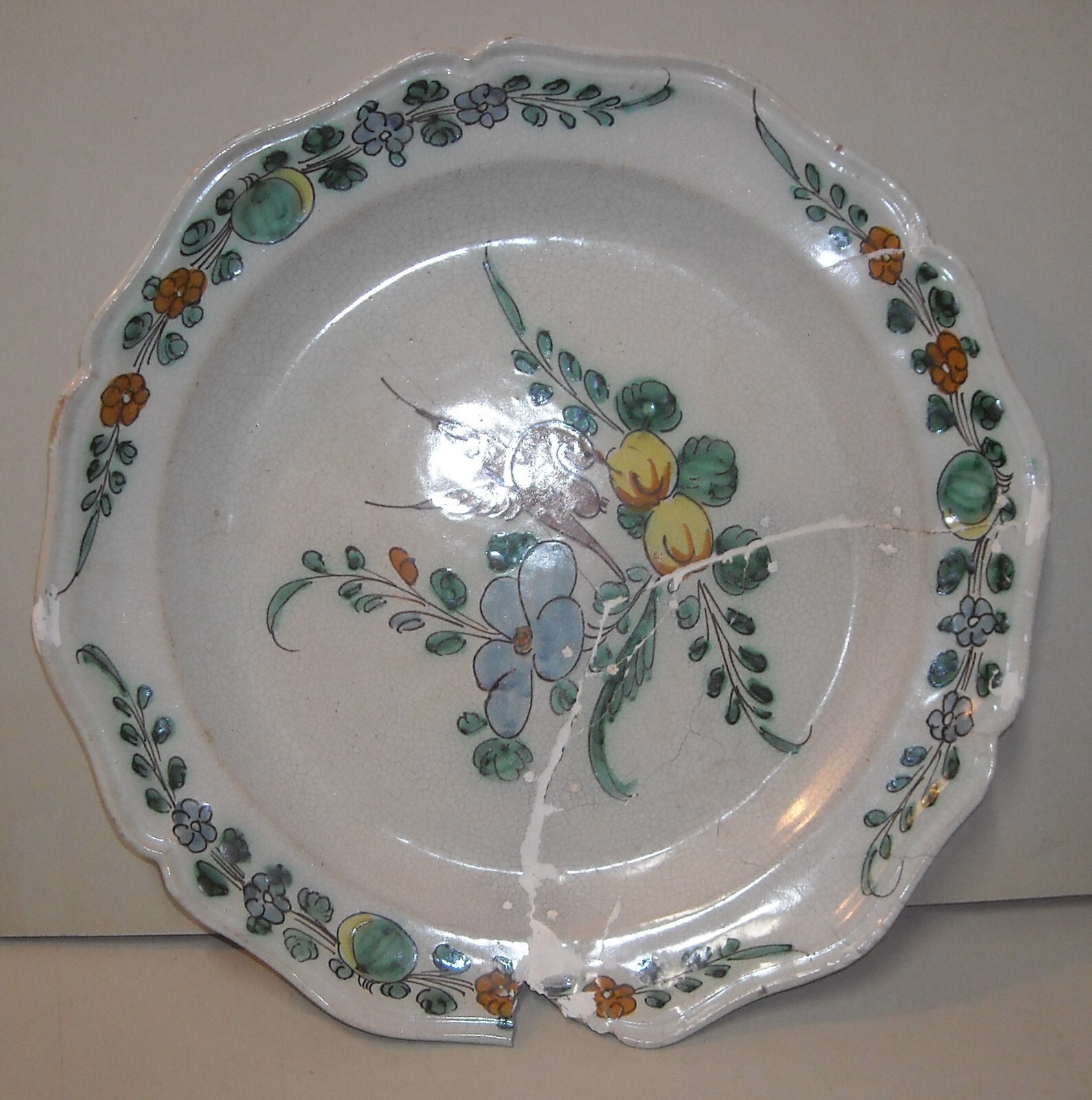Antica Maiolica Napoletana: Piatto d'Epoca Con Decori Floreali (ceramica Da Restaurare)