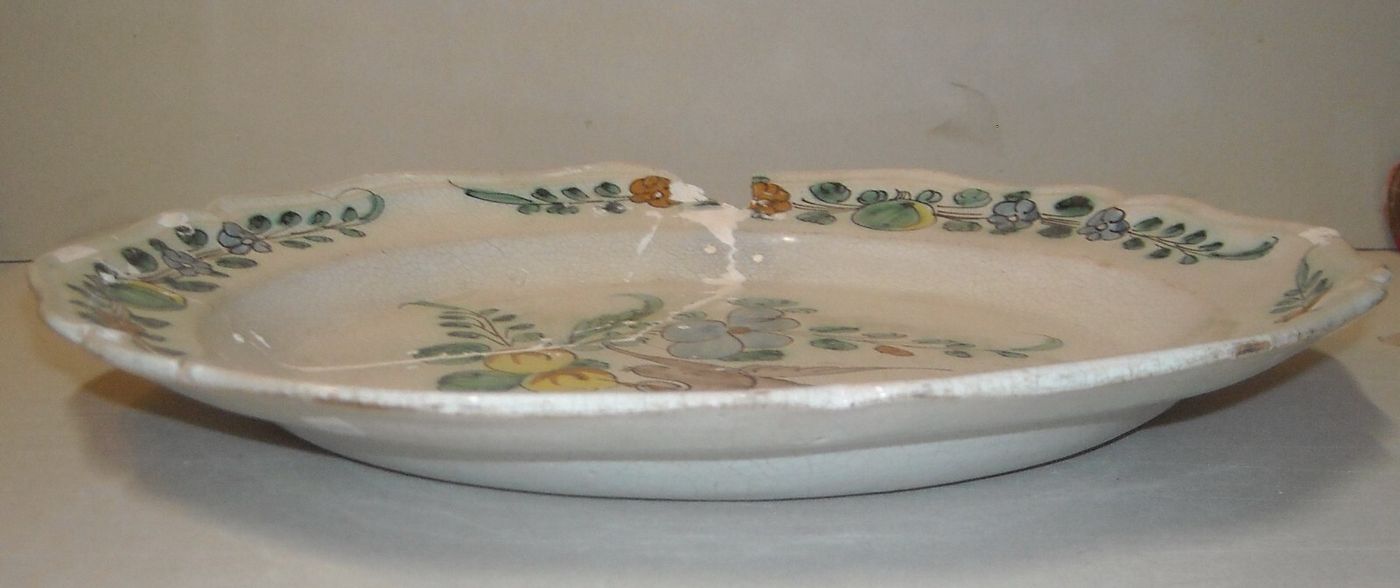 Antica Maiolica Napoletana: Piatto d'Epoca Con Decori Floreali (ceramica Da Restaurare)
