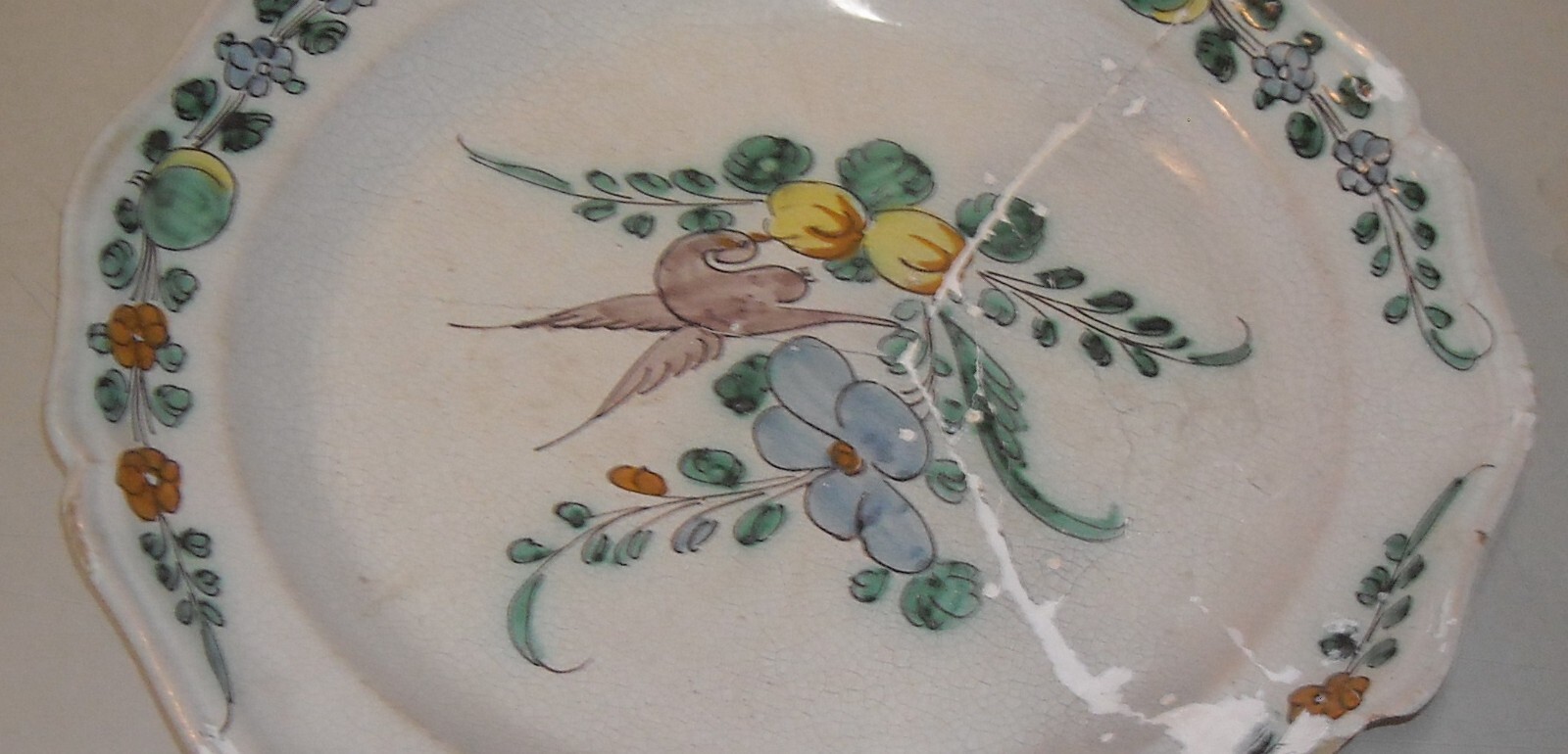 Antica Maiolica Napoletana: Piatto d'Epoca Con Decori Floreali (ceramica Da Restaurare)