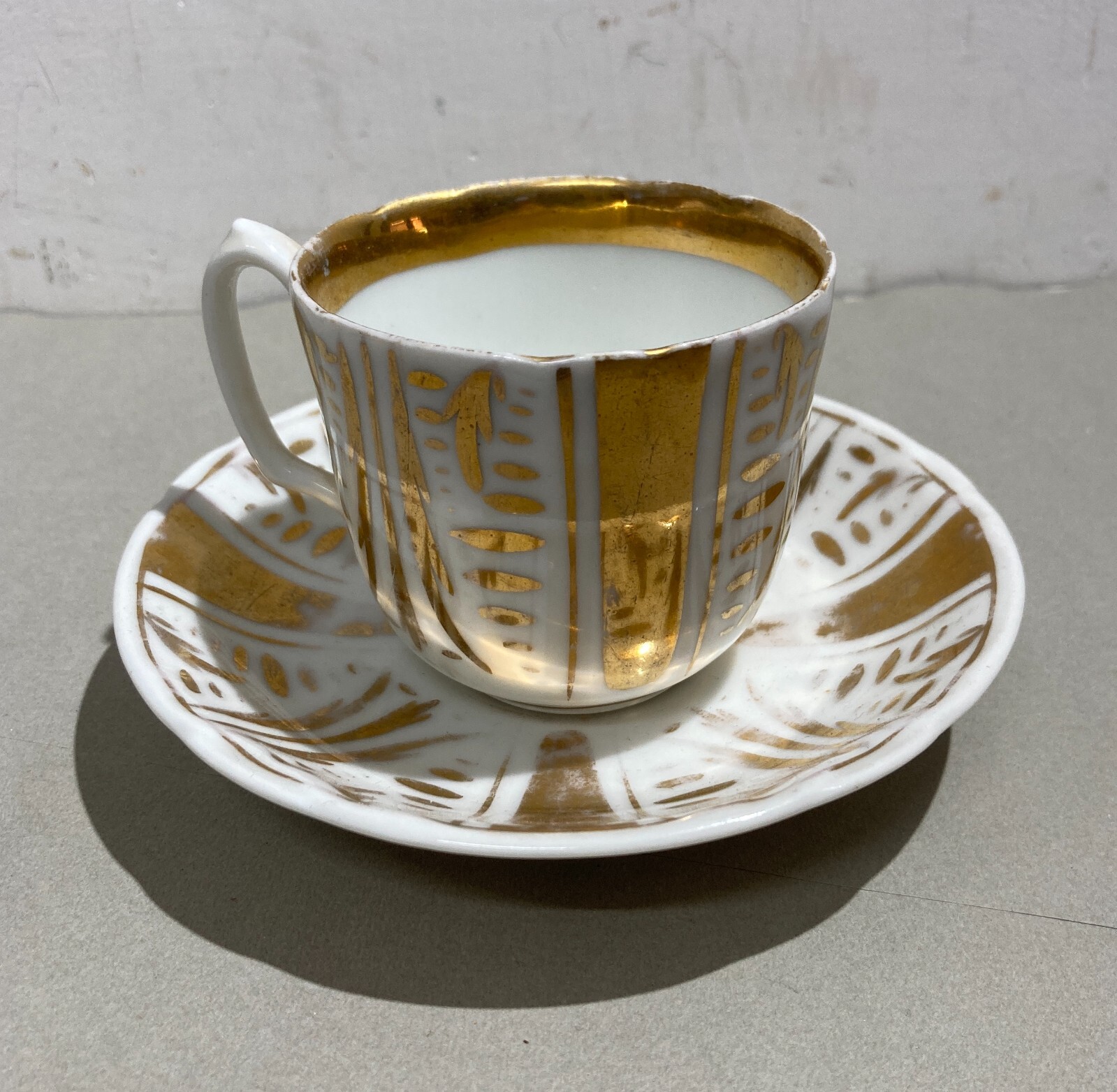 Soprammobile Decorativo In Porcellana Bianca E Dorata: Antica Tazza Con Piattino