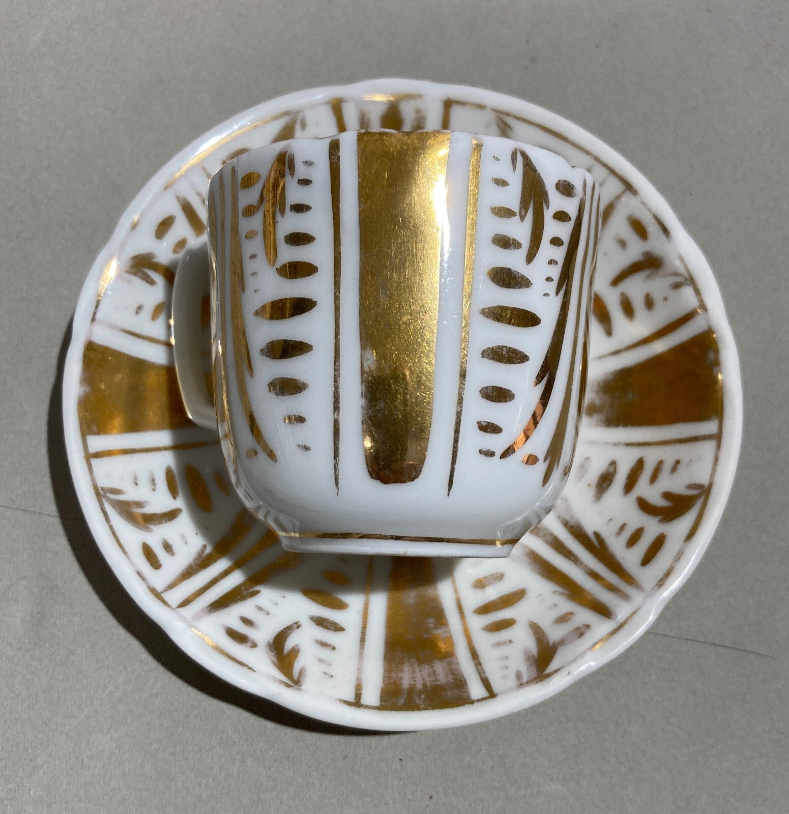 Soprammobile Decorativo In Porcellana Bianca E Dorata: Antica Tazza Con Piattino