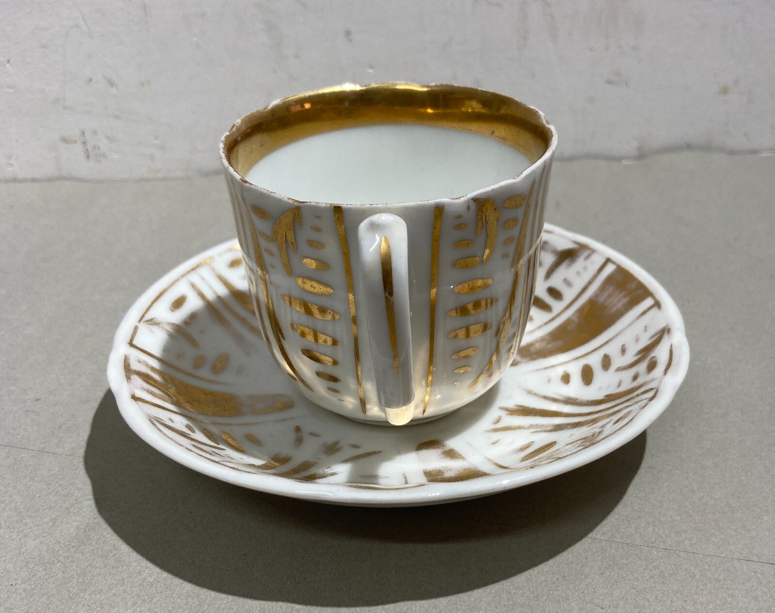 Soprammobile Decorativo In Porcellana Bianca E Dorata: Antica Tazza Con Piattino
