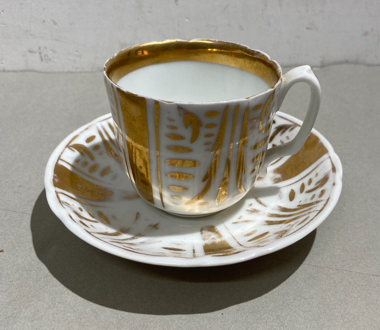 Soprammobile Decorativo In Porcellana Bianca E Dorata: Antica Tazza Con Piattino