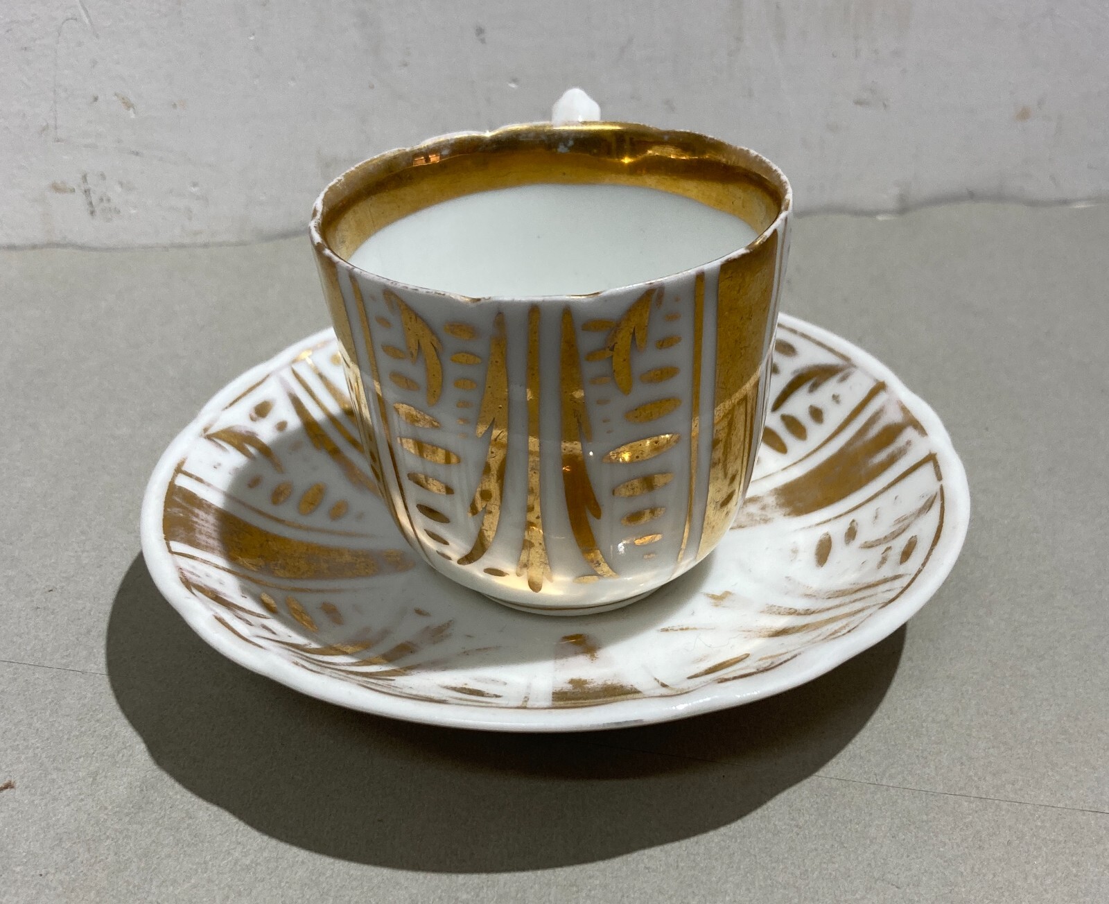 Soprammobile Decorativo In Porcellana Bianca E Dorata: Antica Tazza Con Piattino