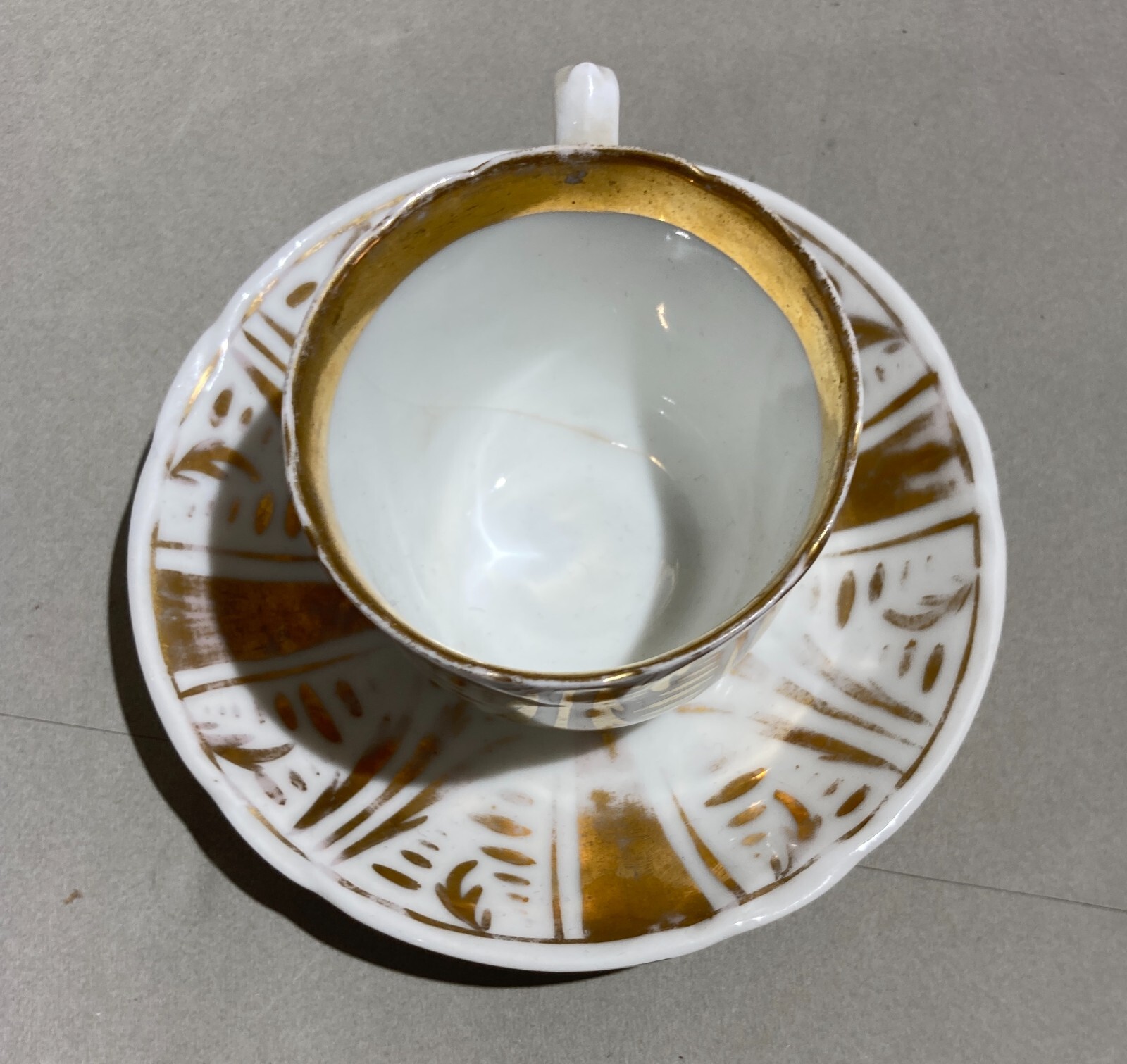 Soprammobile Decorativo In Porcellana Bianca E Dorata: Antica Tazza Con Piattino