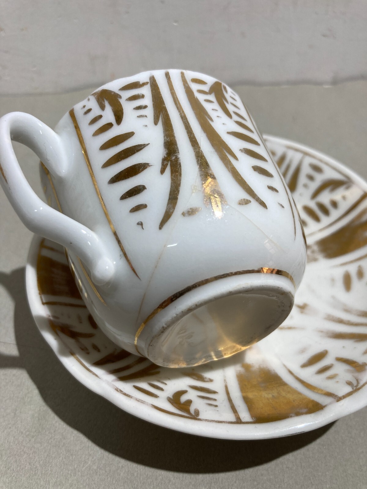 Soprammobile Decorativo In Porcellana Bianca E Dorata: Antica Tazza Con Piattino