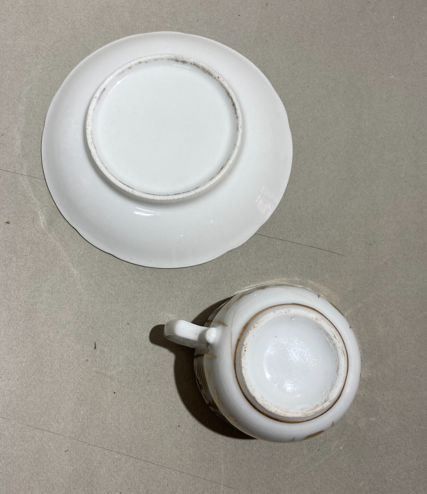 Soprammobile Decorativo In Porcellana Bianca E Dorata: Antica Tazza Con Piattino