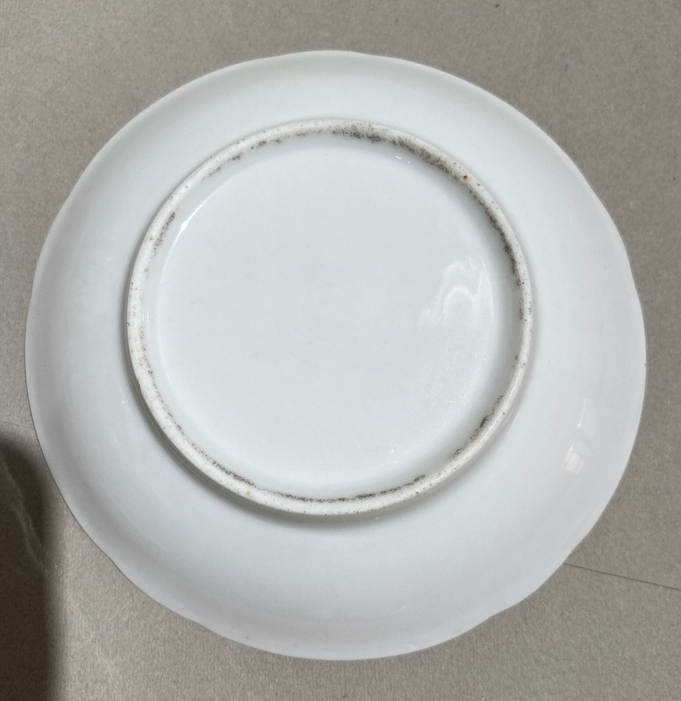 Soprammobile Decorativo In Porcellana Bianca E Dorata: Antica Tazza Con Piattino