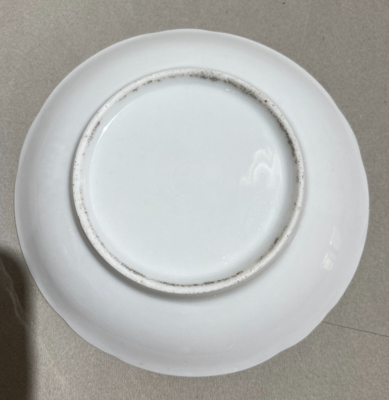 Soprammobile Decorativo In Porcellana Bianca E Dorata: Antica Tazza Con Piattino