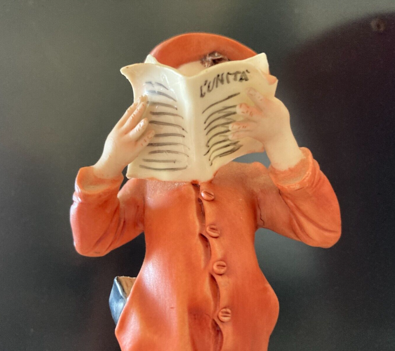 Scultura Satirica In Porcellana Chierichetto Con Giornale L'Unità